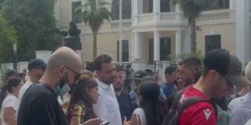 Tensione para Kuvendit, qytetarët kërkojnë largimin e Lapajt nga protesta