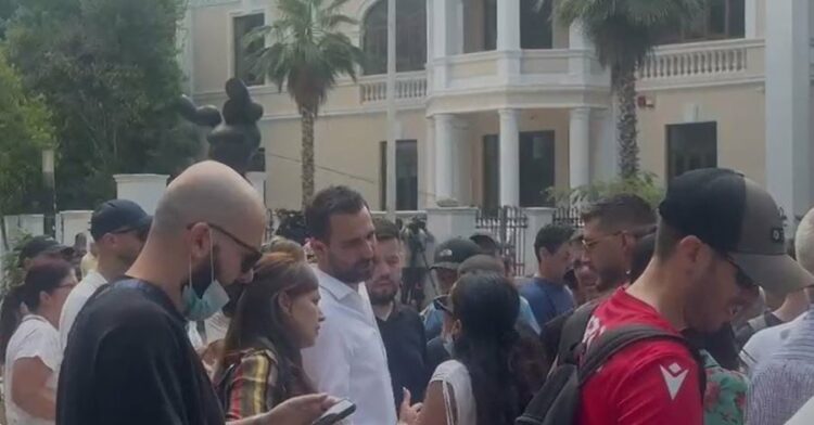 Tensione para Kuvendit, qytetarët kërkojnë largimin e Lapajt nga protesta