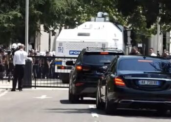 Protestuesit godasin me ujë e vezë makinën e Peleshit