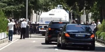 Protestuesit godasin me ujë e vezë makinën e Peleshit