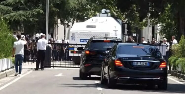 Protestuesit godasin me ujë e vezë makinën e Peleshit