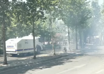 Përplasje para Kuvendit/ Policia hedh gaz lotsjellës dhe ujë drejt protestuesve