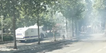 Përplasje para Kuvendit/ Policia hedh gaz lotsjellës dhe ujë drejt protestuesve