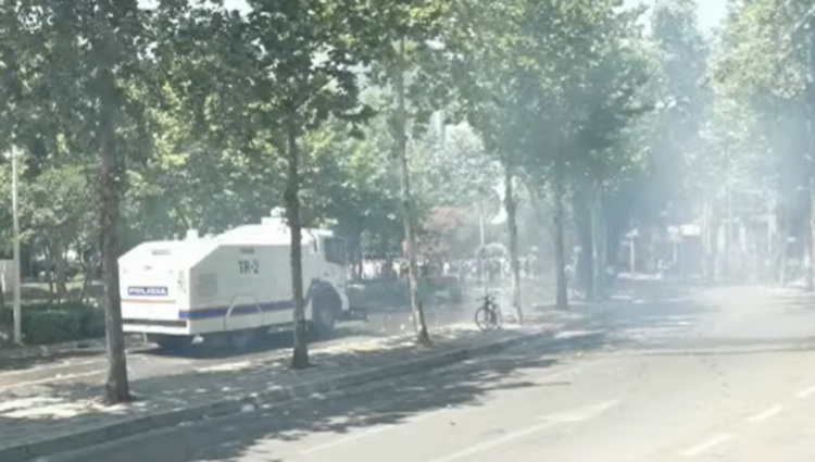 Përplasje para Kuvendit/ Policia hedh gaz lotsjellës dhe ujë drejt protestuesve