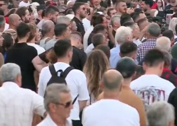Dita e 34-të e protestës, qytetarët mblidhen para Kryeministrisë