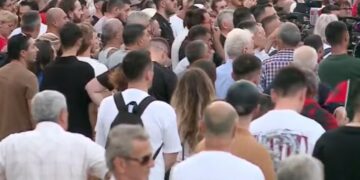 Dita e 34-të e protestës, qytetarët mblidhen para Kryeministrisë