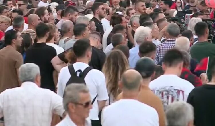 Dita e 34-të e protestës, qytetarët mblidhen para Kryeministrisë
