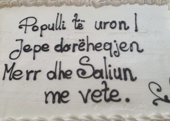 Protestuesit sjellin torta në bulevard për ditëlindjen e Ramës: Populli të uron