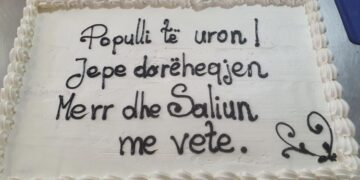 Protestuesit sjellin torta në bulevard për ditëlindjen e Ramës: Populli të uron
