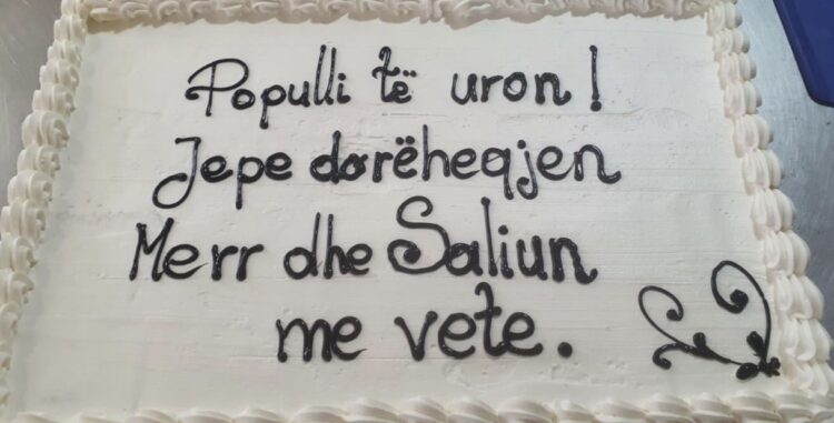 Protestuesit sjellin torta në bulevard për ditëlindjen e Ramës: Populli të uron