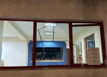 Incidente në mesnatë gjatë tubimit, protestuesit thyejnë xhamat e komisariatit