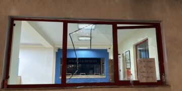Incidente në mesnatë gjatë tubimit, protestuesit thyejnë xhamat e komisariatit