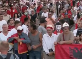 Dita e 36-të, qytetarët protestojnë para Kryeministrisë
