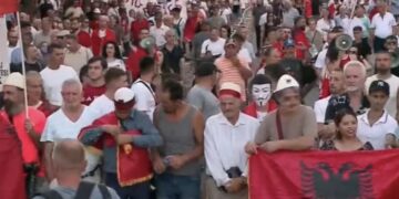 Dita e 36-të, qytetarët protestojnë para Kryeministrisë