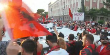 37 ditë protestë, qytetarët kërkojnë dorëheqjen e kryeministrit Rama