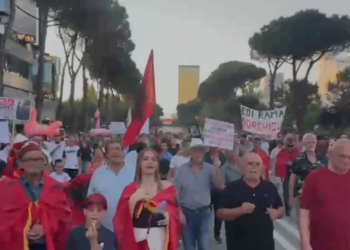 38 ditë protestë, qytetarët: Rama në burg, Berisha në burg