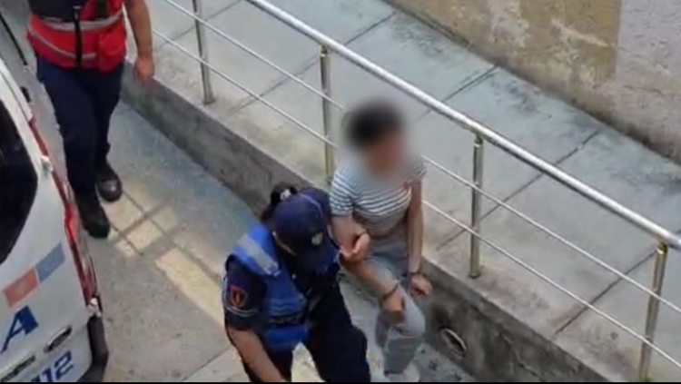 Rrahën brutalisht shoqen e tyre dhe e filmuan, dalin para gjykatës 3 vajzat në Fier
