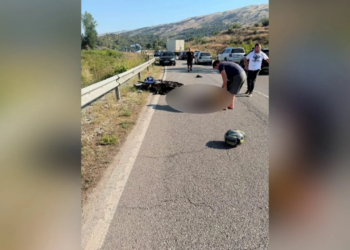 Aksident në aksin Gjirokastër-Tepelenë, drejtuesi i motoçikletës humb njërën këmbë