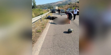 Aksident në aksin Gjirokastër-Tepelenë, drejtuesi i motoçikletës humb njërën këmbë