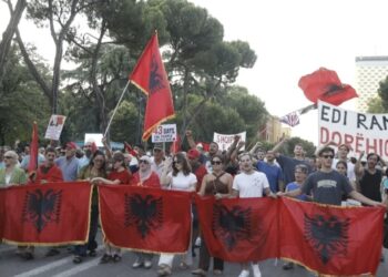 Dita e 43-të e protestës, qytetarët mblidhen para Kryeministrisë