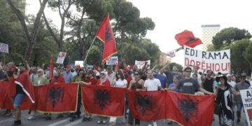 Dita e 43-të e protestës, qytetarët mblidhen para Kryeministrisë