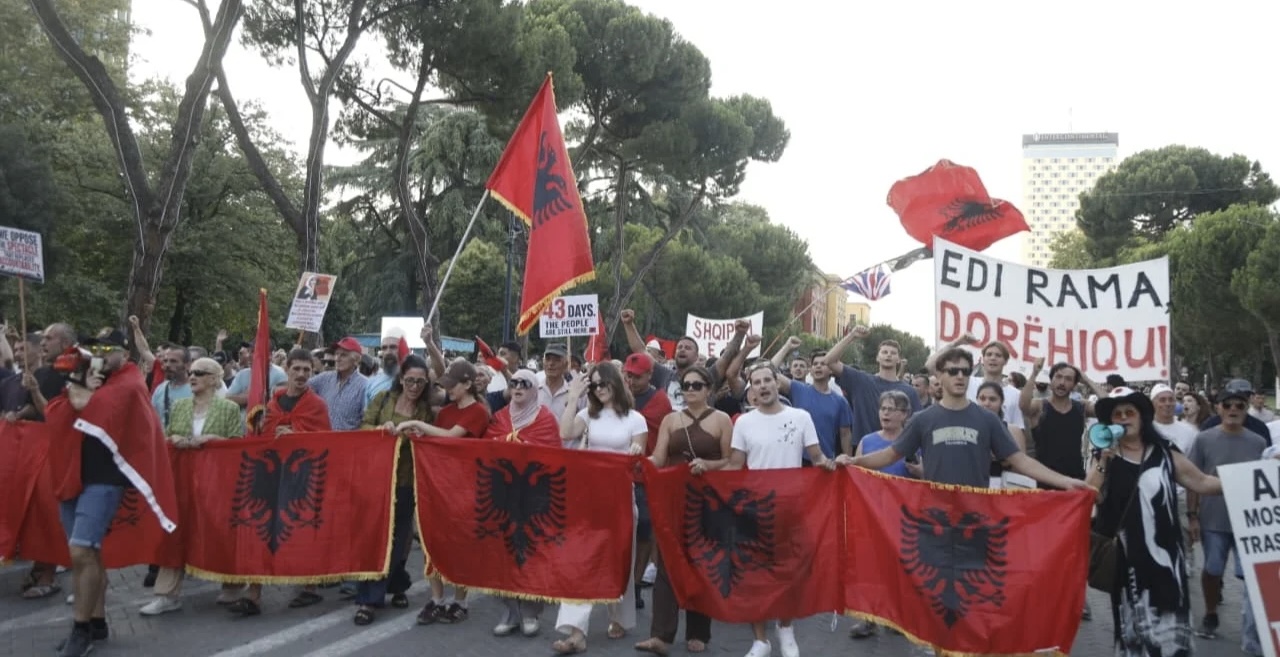 Protesta e 43-të në Tiranë: Qytetarët marshojnë drejt Kryeministrisë
