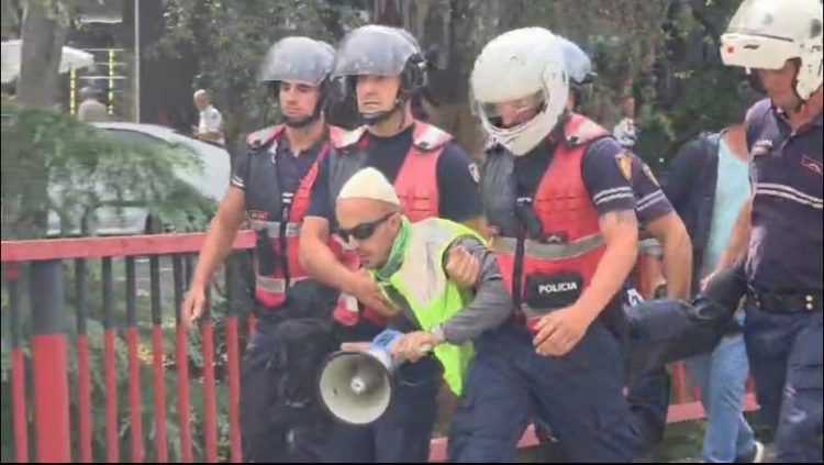 Kuvend dhe protestë, qytetarët përplasen me Policinë