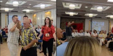 Tensione në Kuvendin Kombëtar të Protestës, të pranishmit përplasen me njëri-tjetrin