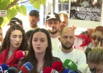 Protestuesit dorëzojnë në SPAK librin “The Albanian Files”