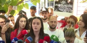 Protestuesit dorëzojnë në SPAK librin “The Albanian Files”