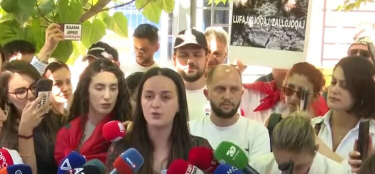 Protestuesit dorëzojnë në SPAK librin “The Albanian Files”