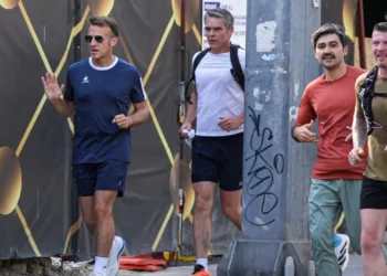 VIDEO/I veshur sportiv, Macron vrapon në rrugët e Ankarasë përpara samitit të NATO-s