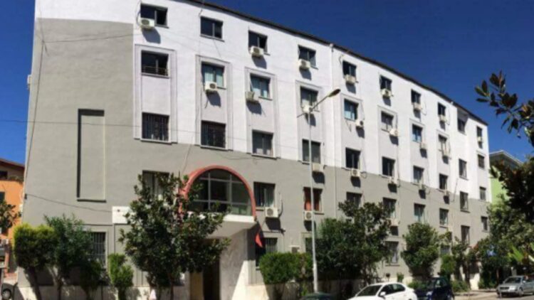 Vodhi 69 milionë lekë, Gjykata lë në burg ish-drejtoreshën e Postës së Durrësit