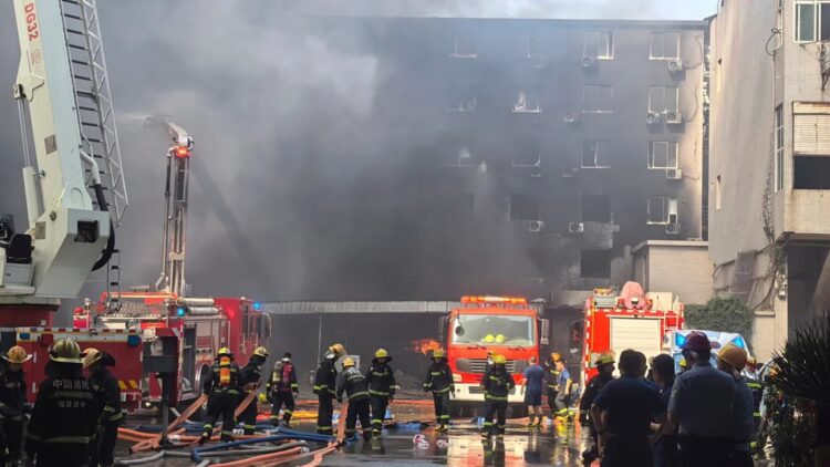 Kinë, të paktën 28 të vdekur nga zjarri në një fabrikë këpucësh