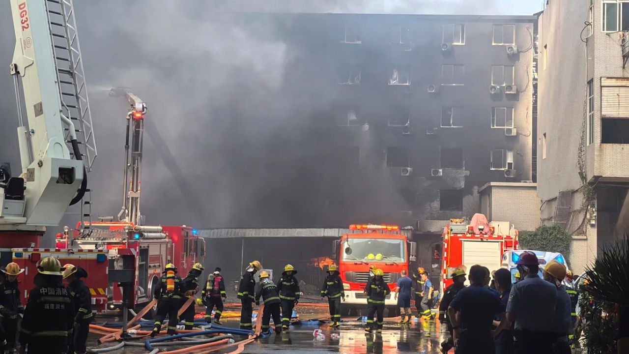 28 të vdekur në zjarr fabrikë këpucësh në Kinë
