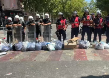 Protesta, 10 të shoqëruar. Protestuesit vendosin qeset e mbeturinave para policëve