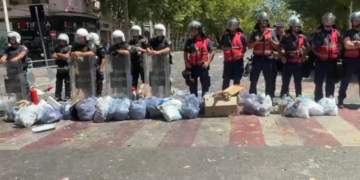 Protesta, 10 të shoqëruar. Protestuesit vendosin qeset e mbeturinave para policëve