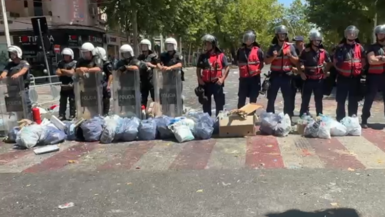 Protesta, 10 të shoqëruar. Protestuesit vendosin qeset e mbeturinave para policëve