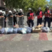 Protesta, 10 të shoqëruar. Protestuesit vendosin qeset e mbeturinave para policëve