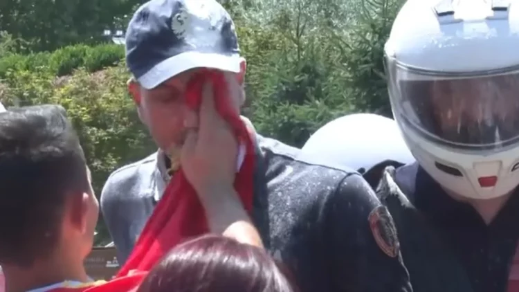 Protestuesi i pastroi fytyrën policit, Balla: Si mund të përdoret flamuri si peshqir