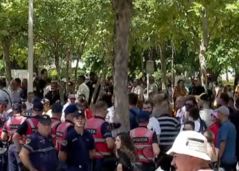 Qytetarët protestë para kuvendit, deputetët devijojnë hyrjen në sallë