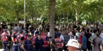 Qytetarët protestë para kuvendit, deputetët devijojnë hyrjen në sallë