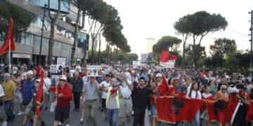 Dita e 40-të e protestës, qytetarët kërkojnë dorëheqjen e kryeministrit Rama