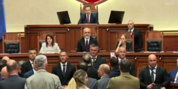 Kuvvendi/Mazhoranca voton mes tensioneve, Bardhi tenton të lagë Ramën me ujë