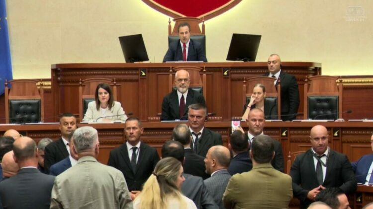 Kuvvendi/Mazhoranca voton mes tensioneve, Bardhi tenton të lagë Ramën me ujë