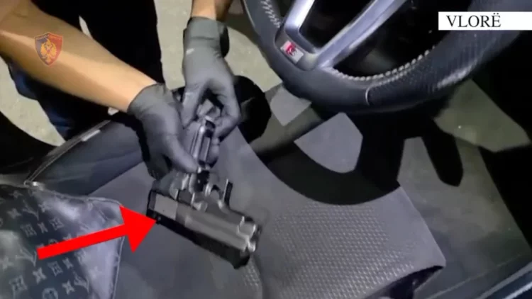Lëvizte me armë zjarri me vete, në pranga 32-vjeçari në Vlorë